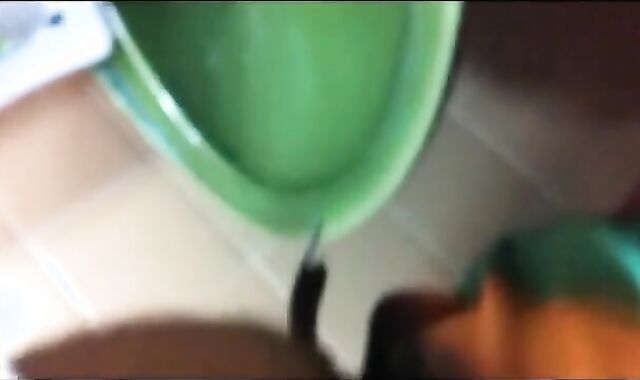 Dois caminhoneiros maduros transando no banheiro