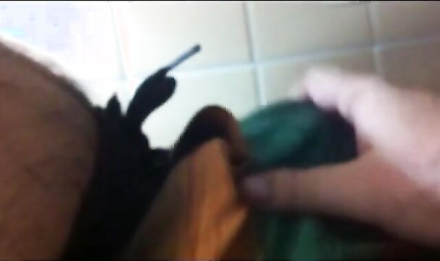 Dois caminhoneiros maduros transando no banheiro