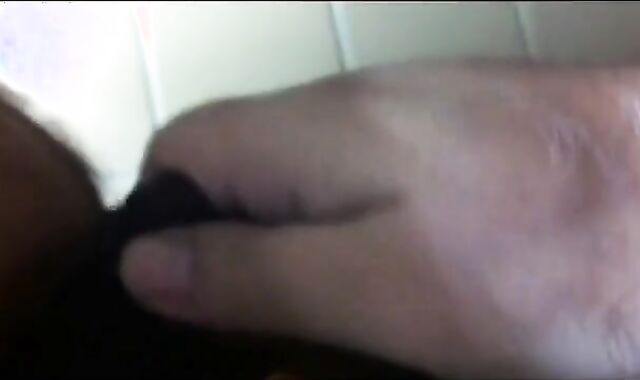 Dois caminhoneiros maduros transando no banheiro