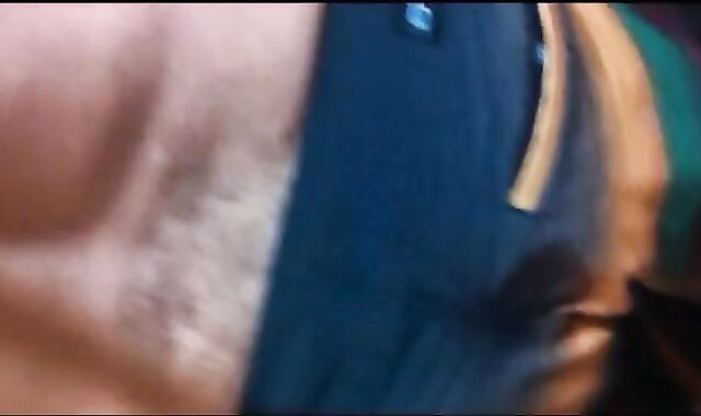 Dois caminhoneiros maduros transando no banheiro