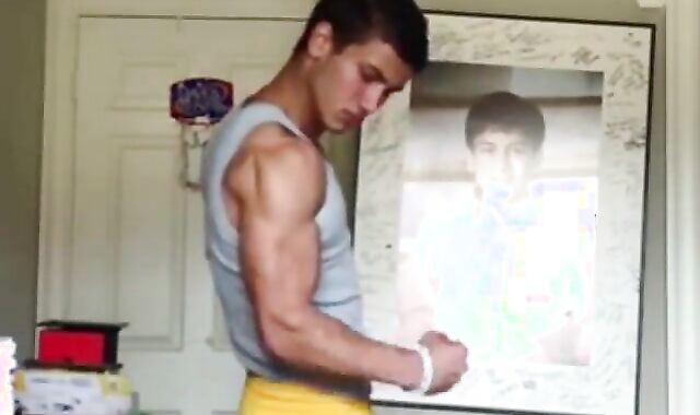 Muscular Hunk Masturbates on Webcam