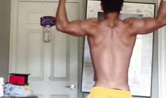 Muscular Hunk Masturbates on Webcam