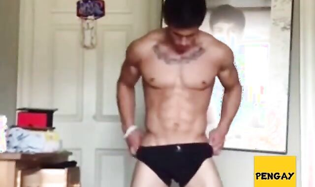 Muscular Hunk Masturbates on Webcam