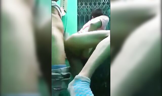 Maduro y joven latino en bareback amateur caliente