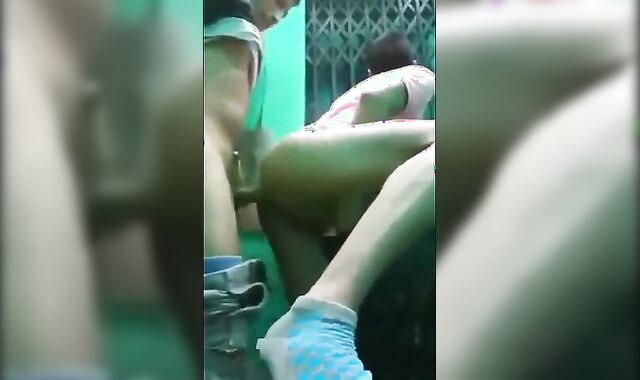 Maduro y joven latino en bareback amateur caliente