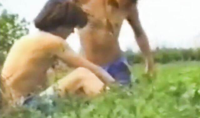Twink Handjob auf der Wiese