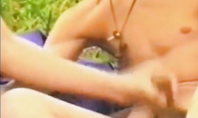 Twink Handjob auf der Wiese