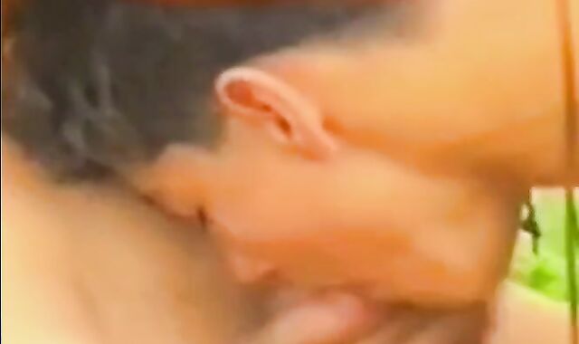Twink Handjob auf der Wiese