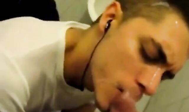 Cum-hungry guy gets a tasty treat in a public restroom