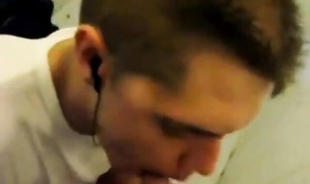 Cum-hungry guy gets a tasty treat in a public restroom