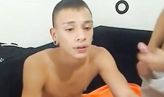 Chupando y tragando semen de un gran pene latino