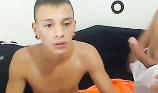 Chupando y tragando semen de un gran pene latino