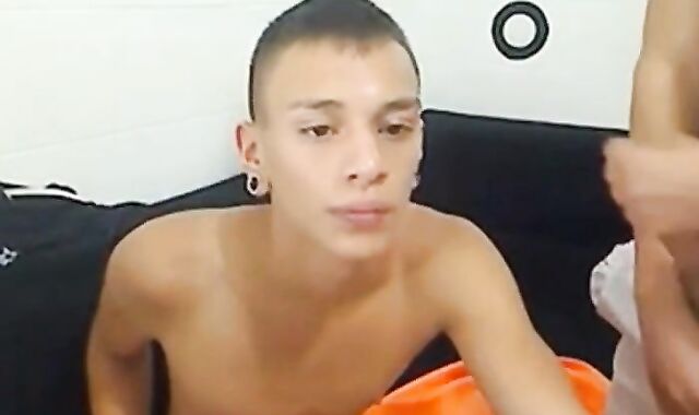 Chupando y tragando semen de un gran pene latino