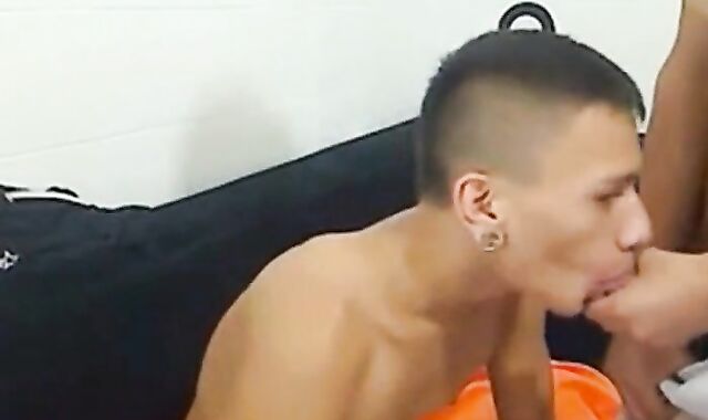 Chupando y tragando semen de un gran pene latino