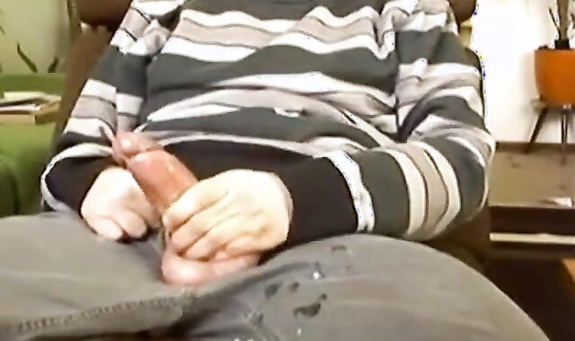 Amateur Guy Masturbates Big Cock on Webcam