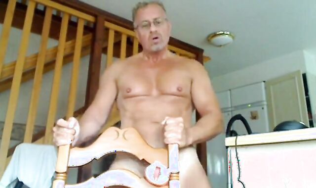 Osito maduro se masturba y se corre en una silla