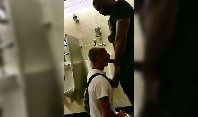 Hunk Gets Amateur Blowjob With Cum Tribute