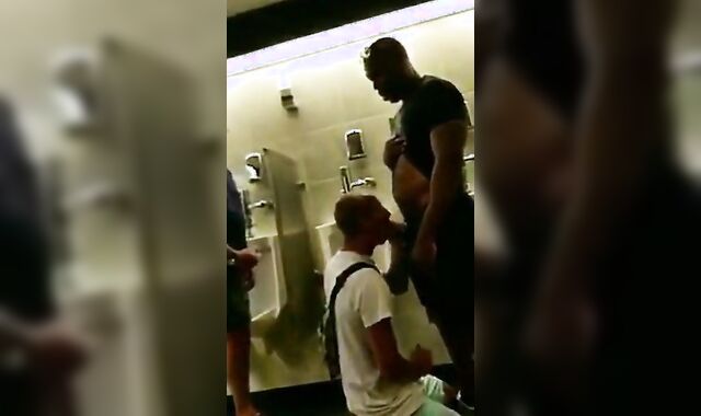 Hunk Gets Amateur Blowjob With Cum Tribute