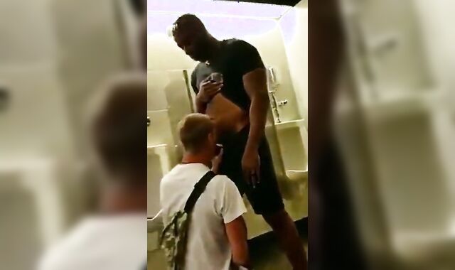 Hunk Gets Amateur Blowjob With Cum Tribute