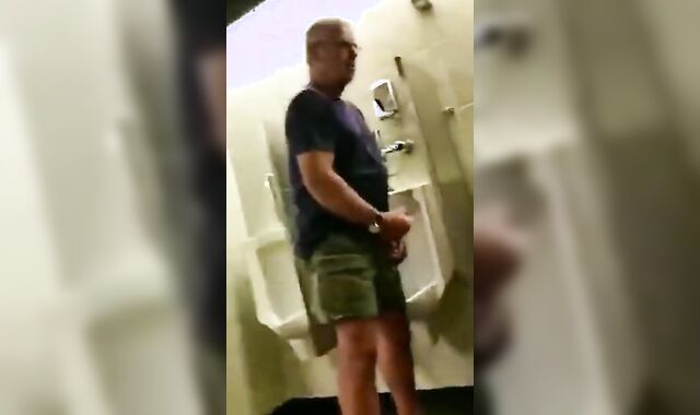 Hunk Gets Amateur Blowjob With Cum Tribute