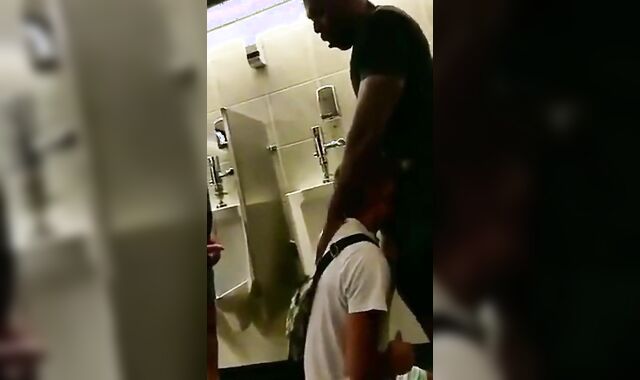 Hunk Gets Amateur Blowjob With Cum Tribute