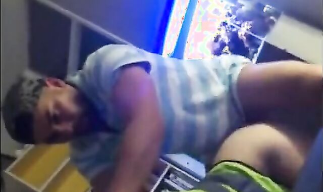 Bareback Amateur Fucks a Construction Worker