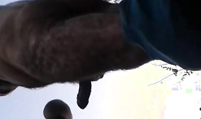 Papás maduros cogiendo al aire libre