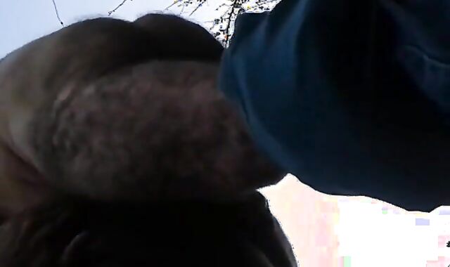 Papás maduros cogiendo al aire libre