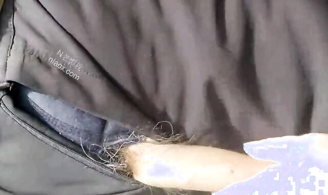 Vieil homme asiatique se masturbe en solo