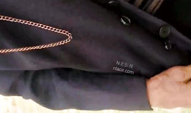 Vieil homme asiatique se masturbe en solo