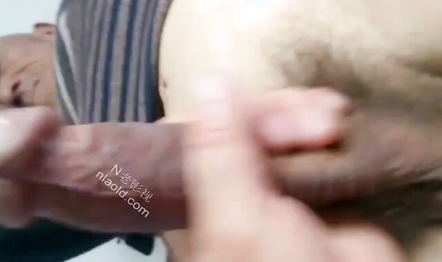 Vieil homme asiatique se masturbe en solo