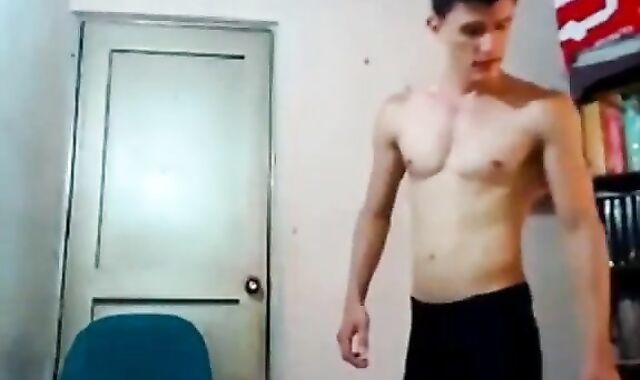 Twink Plays With His Gaping Hot Ass On Webcam