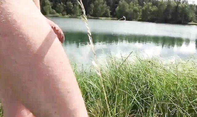 Großer Schwanz am Strand mit einem Cockring
