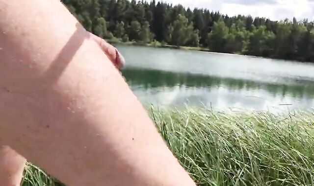 Großer Schwanz am Strand mit einem Cockring