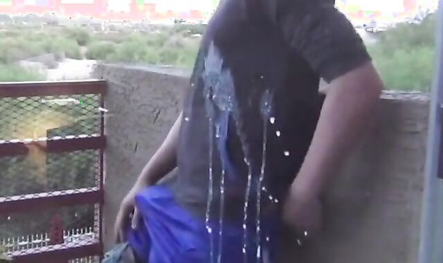 Masturbation im Freien auf dem Balkon