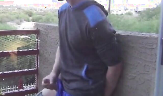 Masturbation im Freien auf dem Balkon