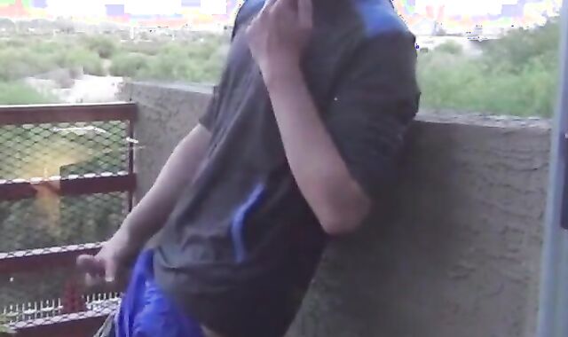 Masturbation im Freien auf dem Balkon