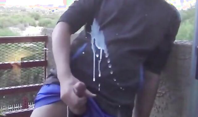 Masturbation im Freien auf dem Balkon