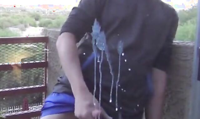 Masturbation im Freien auf dem Balkon