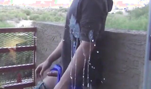 Masturbation im Freien auf dem Balkon