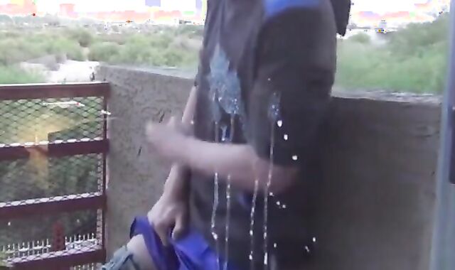 Masturbation im Freien auf dem Balkon