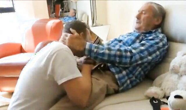 Père pipe - Amateur Hunk Suce 2