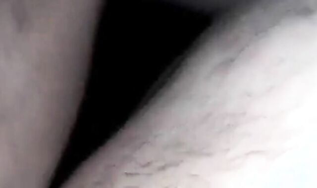 Mon pote me prend dehors et jouit dans mon cul à la webcam