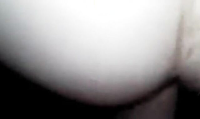 Mon pote me prend dehors et jouit dans mon cul à la webcam