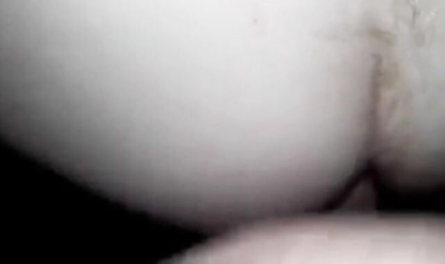 Mon pote me prend dehors et jouit dans mon cul à la webcam