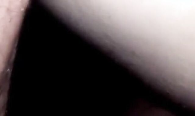 Mon pote me prend dehors et jouit dans mon cul à la webcam