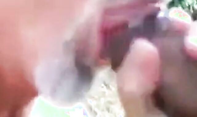 Je suce une grosse bite - partouze gay en plein air avec un ours amateur