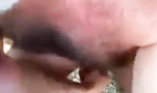 Je suce une grosse bite - partouze gay en plein air avec un ours amateur