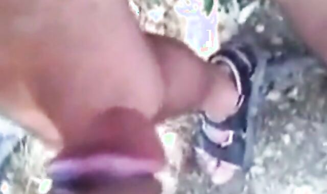 Je suce une grosse bite - partouze gay en plein air avec un ours amateur