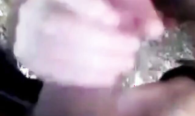 Je suce une grosse bite - partouze gay en plein air avec un ours amateur